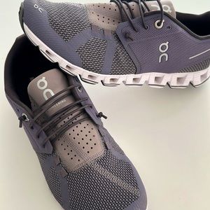 Women’s on cloud cloud runners size 10